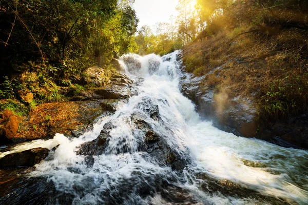 La cascata Datanla con acqua cristallina. Paesaggio forestale — Foto Stock