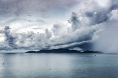 Dramatik fırtınalı gökyüzü ile doğal deniz manzarası