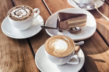 Bardak Cappuccino kahve ve çikolata mousse kek. Tonlu görüntü