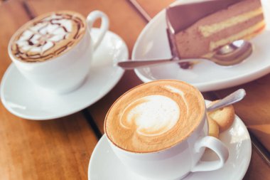 Cappuccino kahve ve çikolata mousse kek. Tonlu görüntü