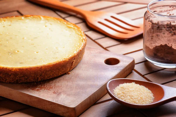 Tarta de queso recién horneada sobre tabla de madera. Postre casero —  Fotos de Stock