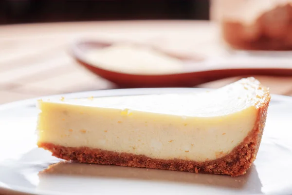 Vista de cerca del pedazo de delicioso pastel de queso recién horneado —  Fotos de Stock