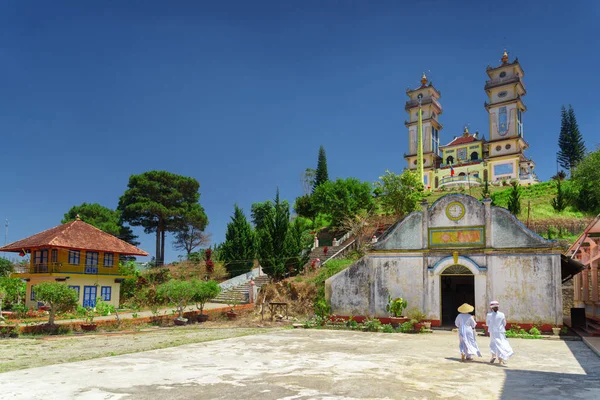 Dalat, Vietnam, Cao Dai din taraftarları için tapınak — Stok fotoğraf