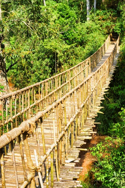 Hermoso puente colgante simple sobre garganta — Foto de Stock