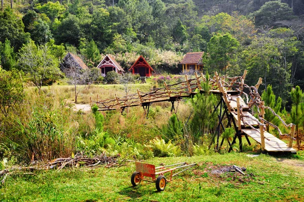 Increíble puente de madera que conduce a casas rústicas — Foto de Stock