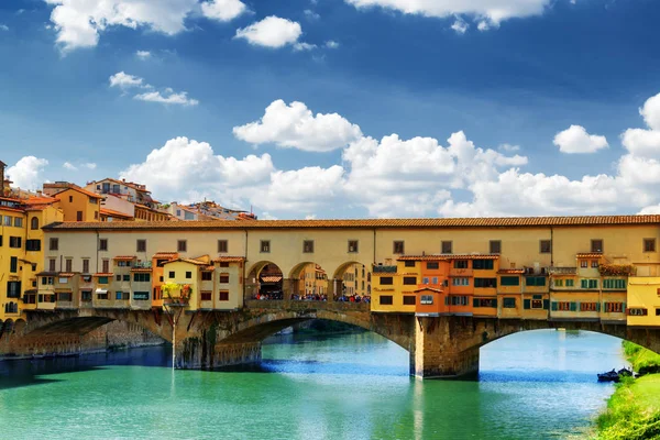 A Ponte Vecchio, az Arno folyó felett, Firenze, Toscana, Olaszország — Stock Fotó