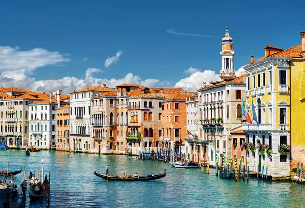 Grand Canal med gondoler och färgglada hus, Venedig, Italien — Stockfoto