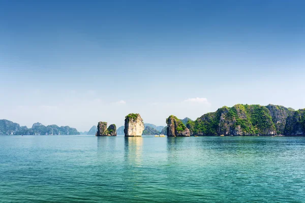 Água azul da Baía Ha Long, Mar da China Meridional. Vietname — Fotografia de Stock