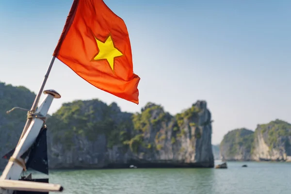 Die vietnamesische Flagge flattert auf dem Schiff. die ha lange Bucht — Stockfoto