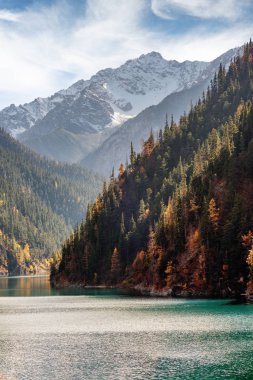 Karla kaplı dağlar doğal görünümünü mavi gökyüzü arka plan üzerinde