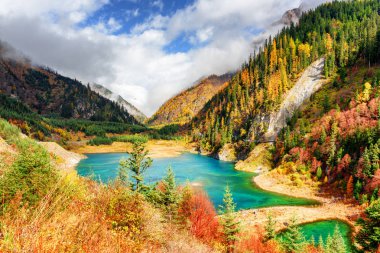 Üst mevsimsel Gölü arasında masmavi su ile sonbahar woods