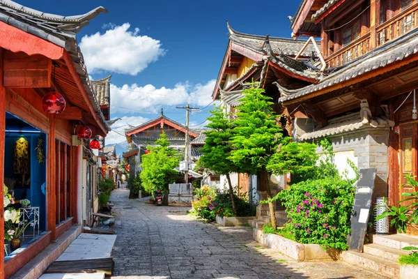 Utsikt over trange gater i gamlebyen i Lijiang, Kina – stockfoto