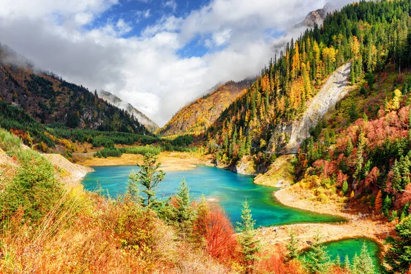The Upper Seasonal Lake with azure water among fall woods — Stock Photo, Image