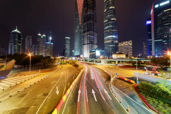 Natt syn på Century Avenue med berömda skyskraporna i Shanghai — Stockfoto