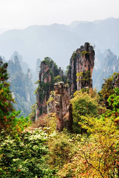 Vista di fantastici pilastri in pietra arenaria al quarzo (montagne Avatar ) — Foto Stock