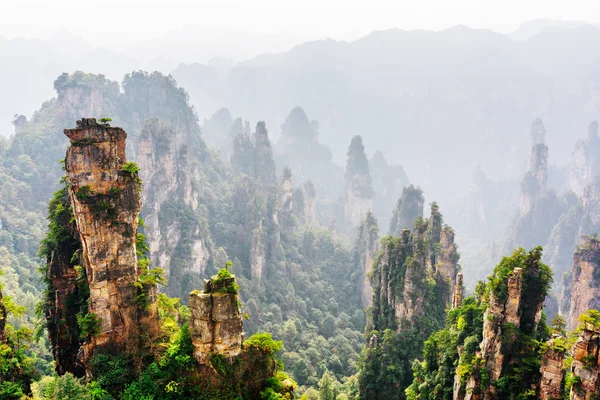 Kwarts zandstenen pijlers van fantastische vormen (Avatar bergen) — Stockfoto