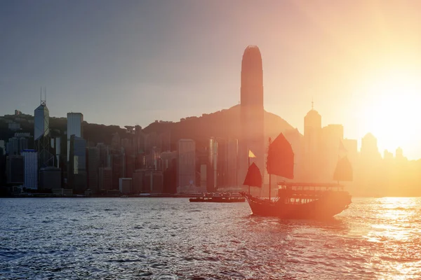 Traditionelles chinesisches Segelschiff mit roten Segeln bei Sonnenuntergang — Stockfoto