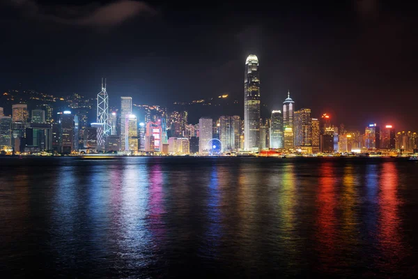 Nachtansicht von Wolkenkratzern am Wasser in Hongkong — Stockfoto