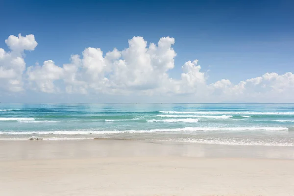 蓝色的水晶水和热带海滩惊人海景 — 图库照片