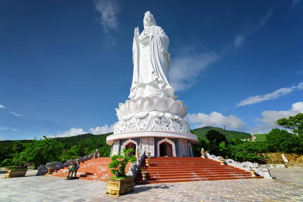 Majestátní pohled Lady Buddha (bódhisattvy milosrdenství) — Stock fotografie