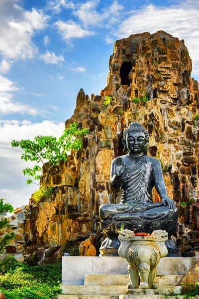 Majestatyczny czarny posąg Buddy w pobliżu rock, Danang, Wietnam — Zdjęcie stockowe