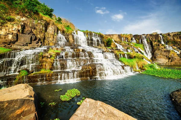 Удивительный природный водопад с кристально чистой водой — стоковое фото
