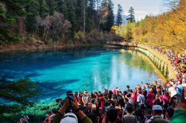 Kalabalık Asya turist beş renkli kaka fotoğrafını çekmek