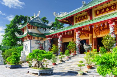 Linh Ung Pagoda güzel manzara mavi gökyüzü arka plan üzerinde