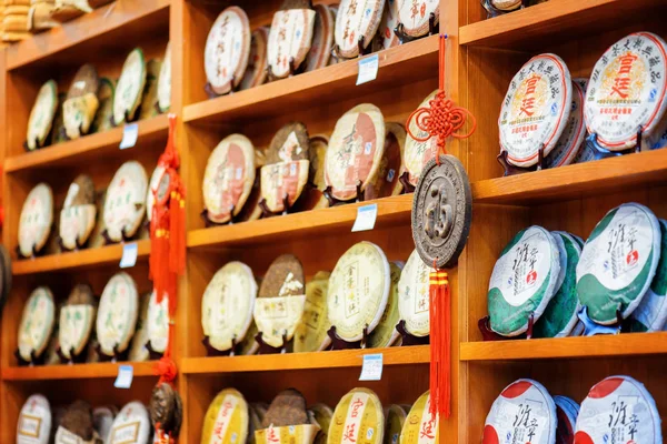 Disks of post-fermented tea Yunnan Puer at shop, Lijiang — Stock Photo, Image