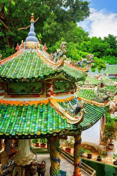 Сценические черепичные крыши с мозаичными скульптурами на пагоды Линь Унг — стоковое фото