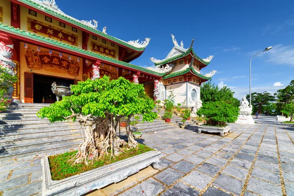 Scenic visning af Linh Ung Pagoda på blå himmel baggrund - Stock-foto