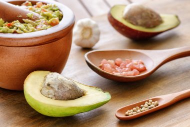 Olgun avokado ve taze ev yapımı Guacamole closeup görünümü