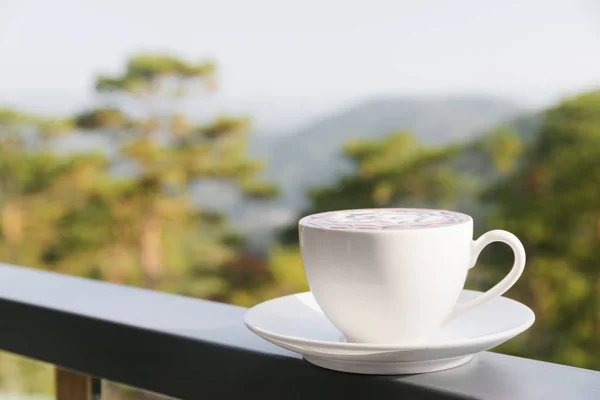 Doğa arka plan üzerinde sıcak Cappuccino kahve — Stok fotoğraf