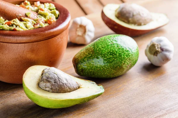 Крупный план авокадо и свежего домашнего Гуакамоле — стоковое фото