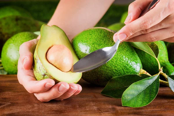 Vrouw peeling avocado. Gezonde eco voedsel — Stockfoto