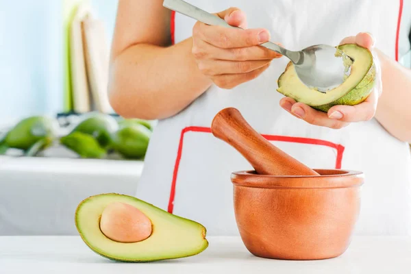 Frau macht mexikanische Sauce Guacamole aus frischen reifen Avocados — Stockfoto