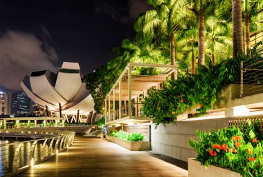 Marina Bay boyunca ahşap geçit güzel gece görünümü