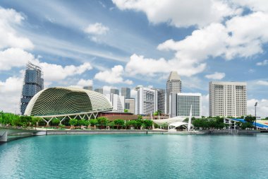 Modern binalar ve Marina Bay görünümünü. Singapur manzarası