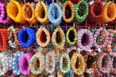 Geniş bir gemstone bilezik ve renkli boncuk takı