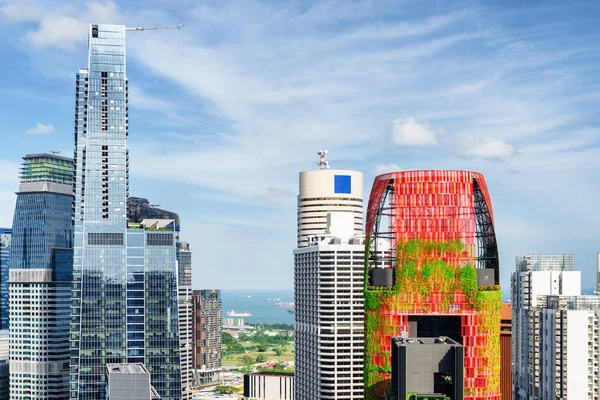 Csodálatos kilátás a felhőkarcolók, a belvárosban. Szingapúr — Stock Fotó