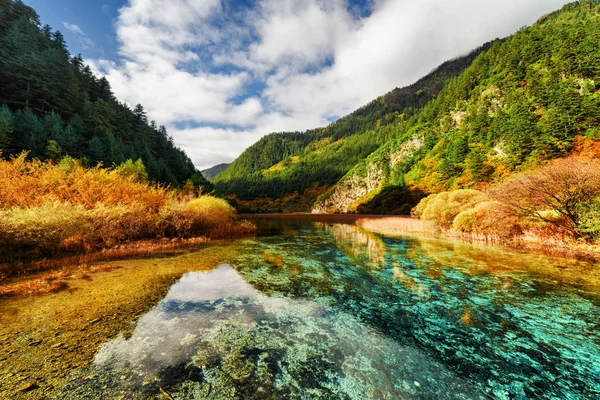 Kristálytiszta víz, folyó őszén hegyek között — Stock Fotó