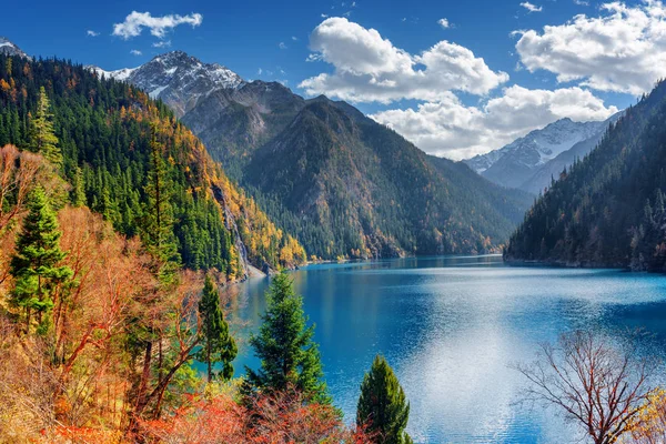 Gyönyörű kilátás nyílik a hosszú-tó között színes őszi woods — Stock Fotó