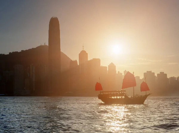 Traditionella kinesiska trä segelfartyg i Victoria Harbour — Stockfoto