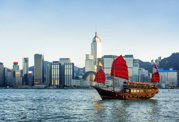 Traditionelles chinesisches Segelschiff in den Strahlen der untergehenden Sonne — Stockfoto