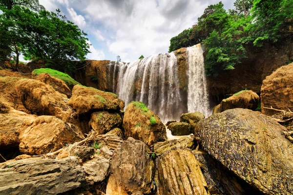 Нижний вид водопада среди зеленых лесов. Сценический пейзаж — стоковое фото