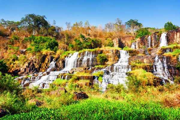 Natuurlijke waterval met kristal helder water, Vietnam — Stockfoto