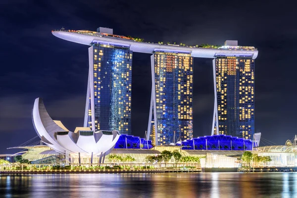 Increíble vista de Marina Bay en la ciudad de Singapur al atardecer — Foto de Stock