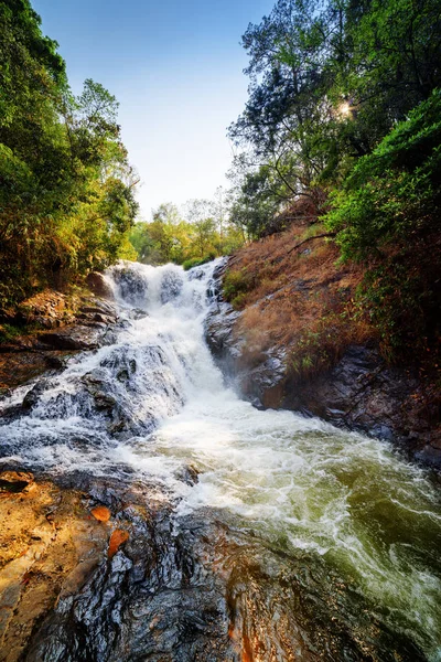 Vue panoramique de la cascade de Datanla avec eau cristalline — Photo