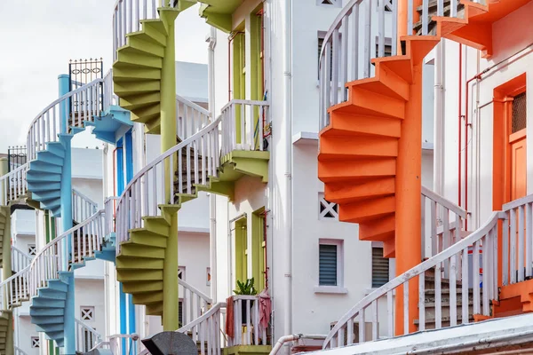 Escadarias espirais exteriores coloridas em Singapura — Fotografia de Stock