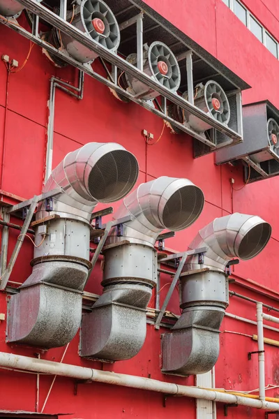 Ventilační potrubí vně budov. Městská průmyslová koncepce — Stock fotografie